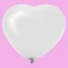 Witte hartvormige latex ballon op roze achtergrond