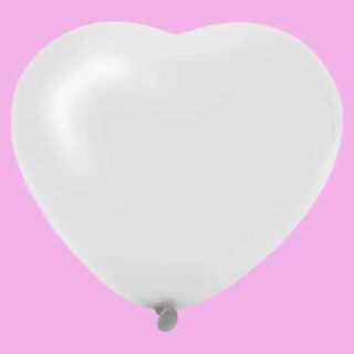 Witte hartvormige latex ballon op roze achtergrond