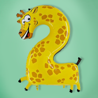 Folieballon cijfer 2 in de vorm van een giraf op een groene achtergrond