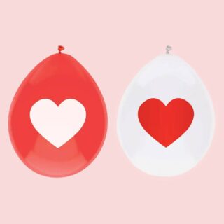 Witte en rode latexballonnen met witte en rode hartjes op lichtrode achtergrond