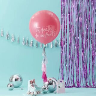 Grote roze ballon met een tassel voor een achtergrond met een roze deurgordijn discoballen en rolschaatsen
