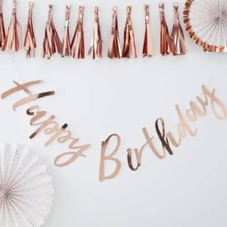 Letter slinger met daarop happy birthday in rosé goud en een rose gouden tasselslinger en waaiers