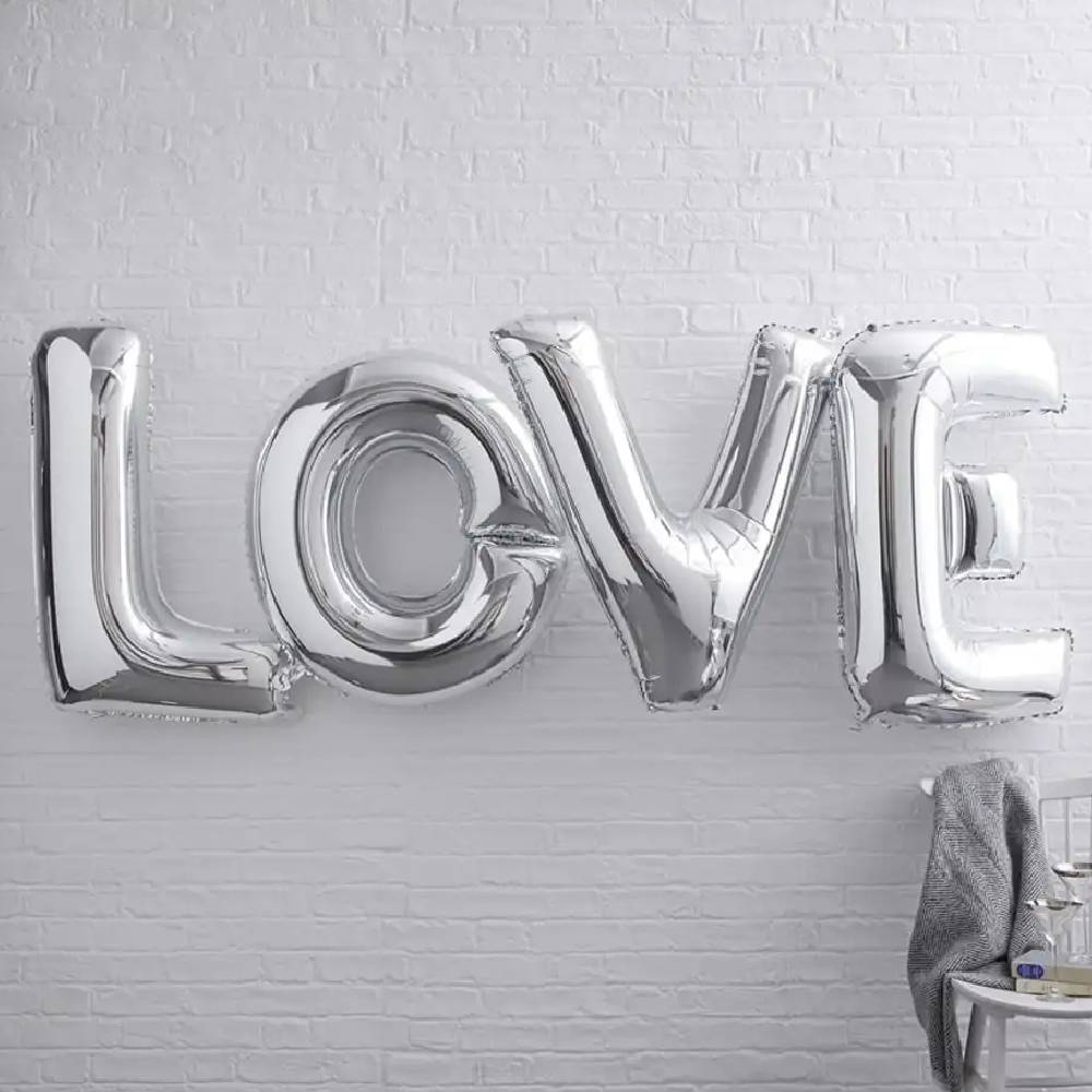 Zilveren folieballon met het woord Love