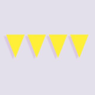 Vier gele vlaggetjes aan een lijn op een paarse achtergrond