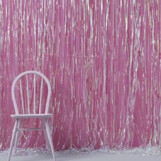 Roze deurgordijn met holografisch effect met stoel ervoor