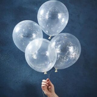 Hand met vier transparante ballonnen met zilveren stervormige confetti
