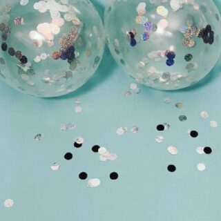 Ballonnen met holografische confetti op een lichtblauwe achtergrond
