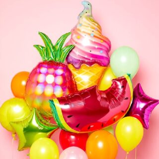 Bundel met latex ballonnen en folieballonnen met watermeloen, ananas en ijsje