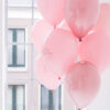 Bundel Roze ballonnen voor een raam