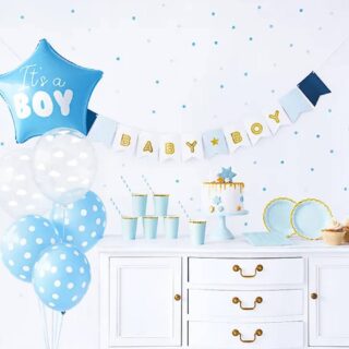 Wit kastje met blauwe bekers en blauwe bordjes en baby boy versiering