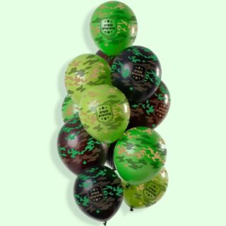 Set ballonnen met camouflageprint in de kleuren zwart, groen en donkergroen op een lichtgroene achtergrond