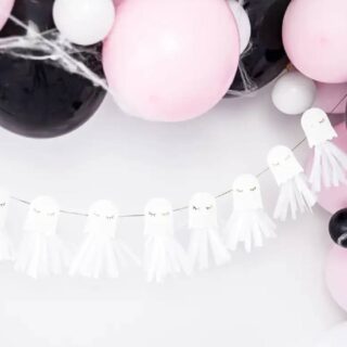Slinger met witte papieren spookjes eraan met zwarte en roze ballonnen erboven