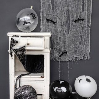 Wit kastje met halloween ballonnen en backdrop