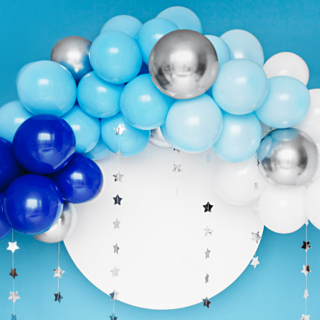 blauw met witte en zilveren ballonnenboog
