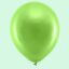 Lichtgroene ballon op groene achtergrond
