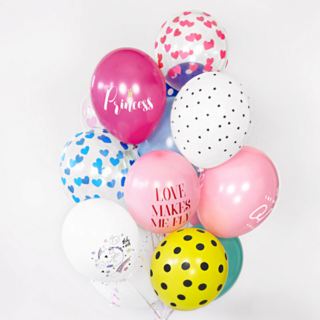 Tros ballonnen in het roze, blauw en geel