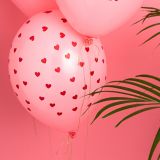 roze ballon met rode hartjes