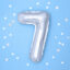 Zilveren folieballon cijfer 7 op een blauwe achtergrond met witte confetti