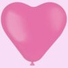 Roze hartvormige latexballon op een lichtroze achtergrond