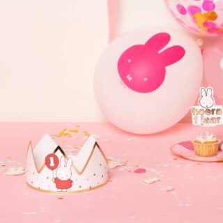 Nijntje kroontje op roze tafel met daarachter nijntje ballonnen