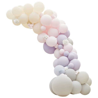 Ballonnenboog met roze tinten en bloemen