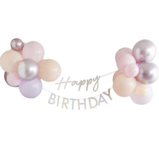 twee ballonnenbundels met een letter banner ertussen