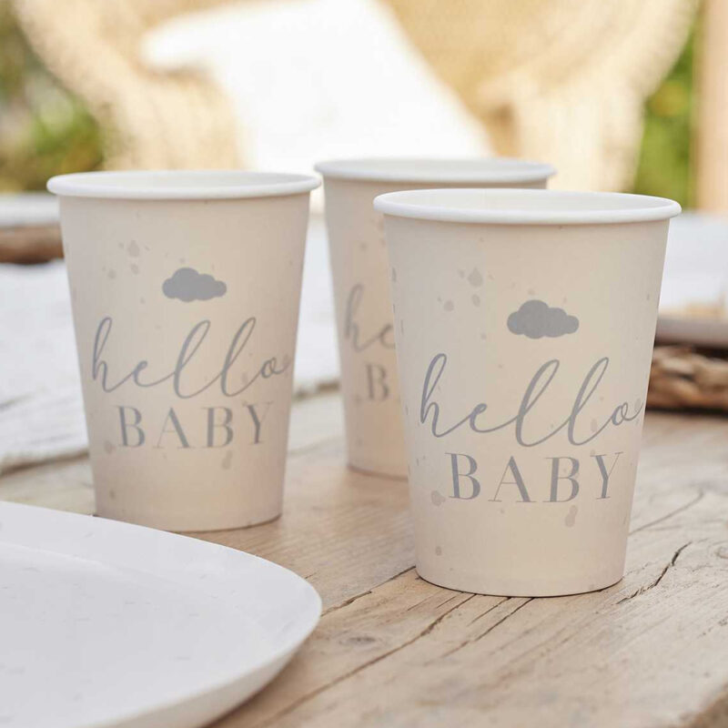 Papieren bekers met de tekst 'Hello Baby'