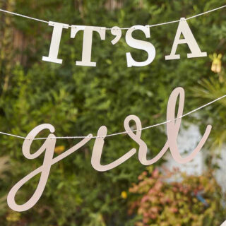 Letter banner met de tekst It's a Girl hangt buiten