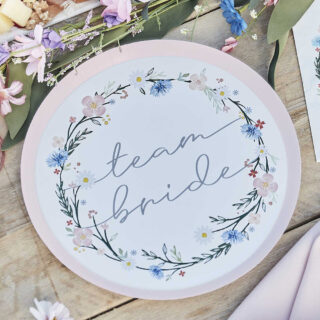 wit bordje met roze rand en de tekst team bride en een bloemenkrans