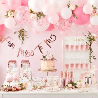 Hapjes tafel voor een vrijgezellenfeest met champagne taart en tasjes