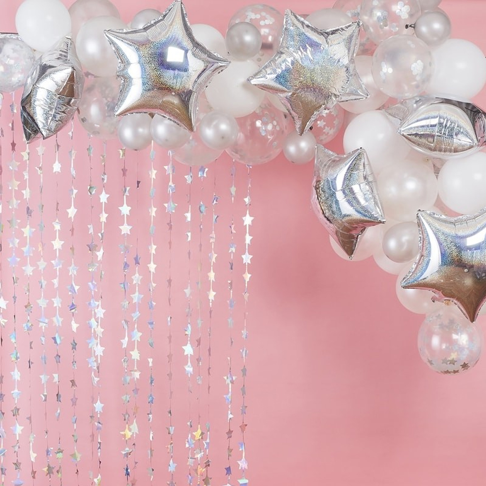 Holografische ballonnenmix in een boog met strengen met sterren