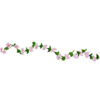 roze kunstbloemen aan slinger met groen blad ertussen