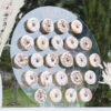 transparante donut wall gevuld met verschillende donuts
