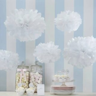 Snoepgoed en cupcakes met daarboven 5 witte pom poms