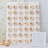 Gevuld donut standaard met versierde donuts op een versierde tafel