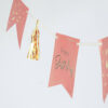 rode vlaggetjes met diverse vormen en gouden tassels