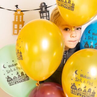 Ballonnen voor Sinterklaas in de kleuren geel, blauw, groen en rood