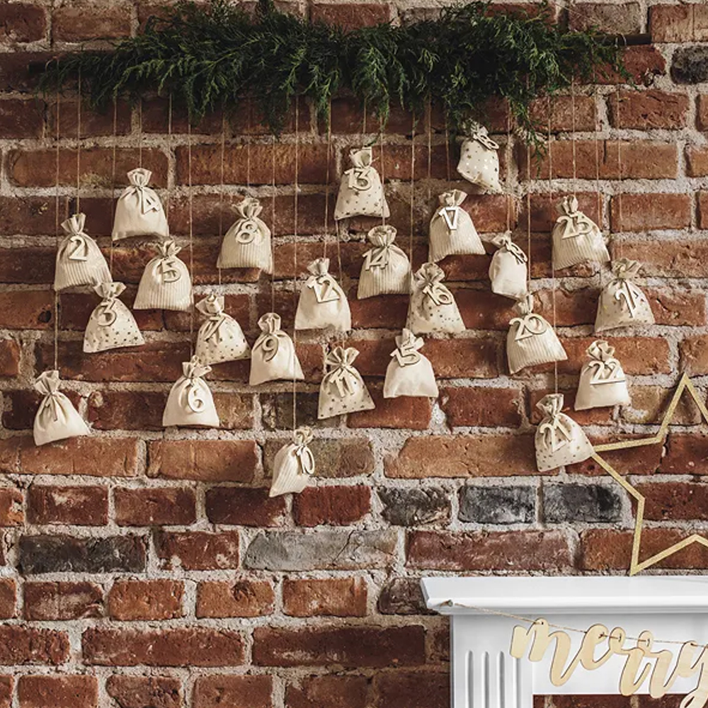 EIKJI Adventskalender Om Zelf Te Vullen - 24 Jute Zakjes (18x13 Cm) Met Houten Klemmen & Touw