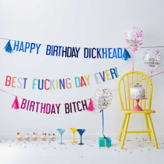 Kamer met letterslingers taart ballonnen en cadeautjes