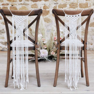 Twee stoelen met witte macrame hangers