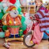 Folieballon Kerstman op houten vloer met meisje op fiets