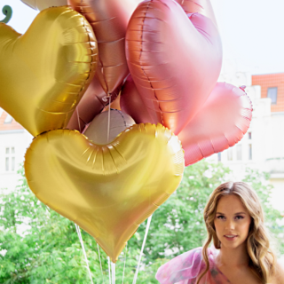 Gouden folieballon in de vorm van een hart