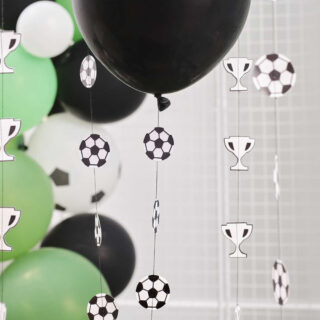 ballonen met staarten met voetballetjes en bekers eronder