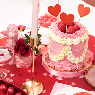 cupcake toppers hartjes rood zitten in een roze taart