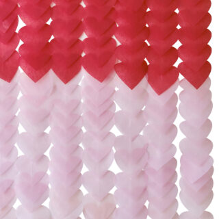 Backdrop met rode, roze en lichtroze hartjes van papier