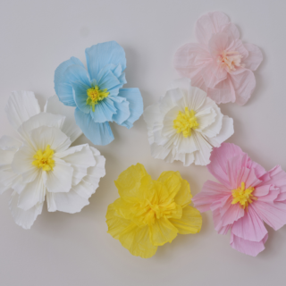 Bloemen van papier in het blauw, roze, geel en wit