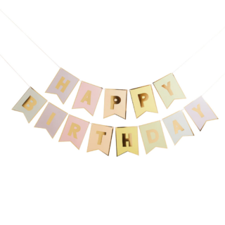 Slinger met gouden tekst happy birthday en pastelkleurige vlaggetjes