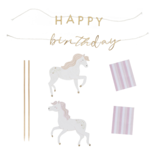 Materialen voor een taart topper met eenhoorns en de gouden tekst happy birthday met roze en witte franjes