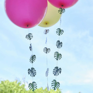 Balloonstaart met groene palmbladeren