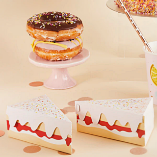 taart doosjes staan voor een donutstandaard met donuts en rose gouden glitter confetti